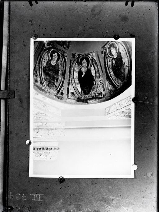 A 51: Drei von 7 Segmenten einer Kuppel mit stehenden Buddhas mit Aureole und Nimbus, im Zenith früher Lotosblüte ; Kuppel - Rekonstruktion im Museum für Völkerkunde Raum XXXIb