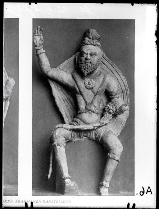 A 6: Brahmane in europäischer Sitzhaltung mit erhobenem rechten Arm