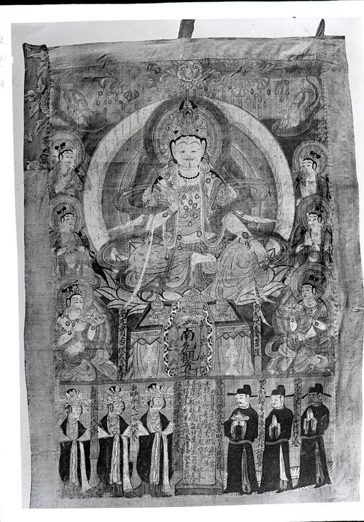 A 607: Vergleichsbild: Tempelfahne (Thangka) mit Bodhisattva Maitreya mit Wasserflasche im Zentrum, daneben sechs Gottheiten und darunter je drei Stifter und drei Stifterinnen- allem mit chinesischen Kartuschen