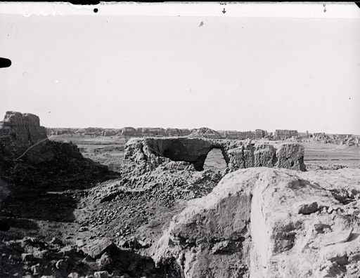 A 613: Blick von der Manichäer-Hallen auf den Stūpa von K und im Hintergrund die innere Mauer mit Ruine α