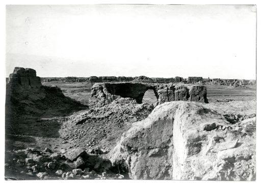 A613: Blick von der Manichäer-Hallen auf den Stūpa von K und im Hintergrund die innere Mauer mit Ruine α (A_613_Kho_pos.jpg)