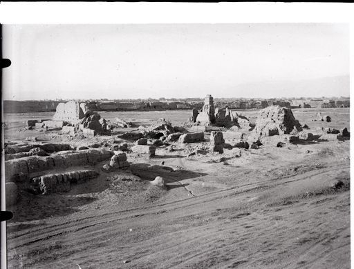 A 617: Blick von Osten auf Ruine γ und die westliche Stadtmauer