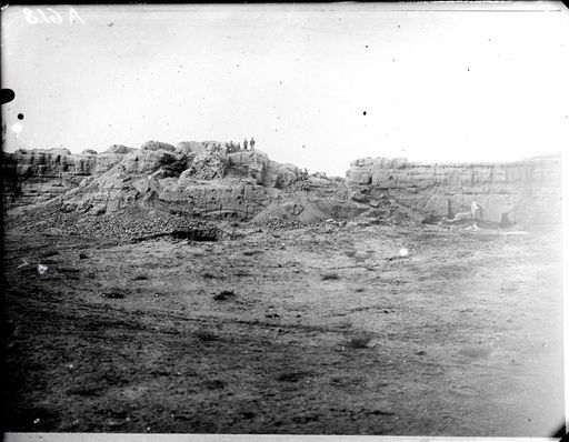 A 618: Blick von Osten auf Ruine α auf der inneren Mauer mit Th. Bartus und Arbeitern