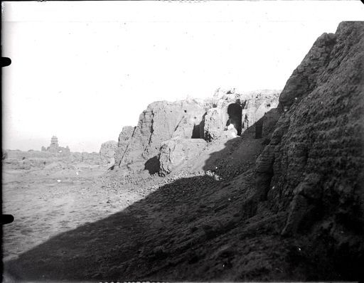 A 619: Blick von Süden entlang der inneren Mauer zu Tempel α (rechts) und im Hintergrund Ruine γ