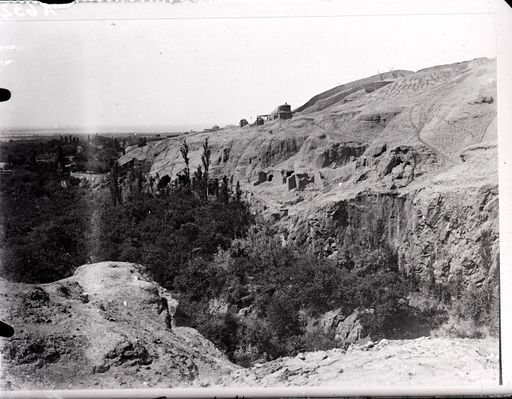 A 632: Das Tal von Toyok mit dem Heiligtum der Siebenschläfer auf dem westlichen Höhenzug