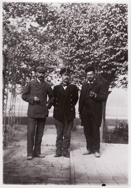 A 644: George Macartney, Konsul Kolokolow, Albert von Le Coq im Garten der Britischen Residenz