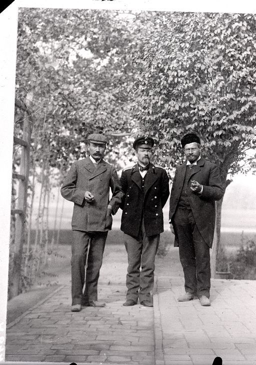 A644: George Macartney, Konsul Kolokolow, Albert von Le Coq im Garten der Britischen Residenz (A_644.jpg)