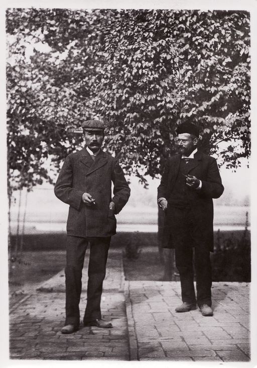 A645: George Macartney, Albert von Le Coq im Garten der Britischen Residenz (Turfan_II_11_A_645_Macartney_Le_Coq_1905.jpg)