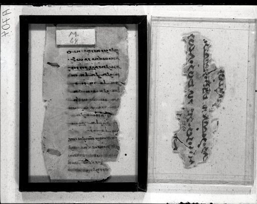 A 704: a) ein gerahmtes manichäisches Blatt ; b) zweieinhalb Zeilen eines Fragments mit Schrift auf Papier zwischen Glas