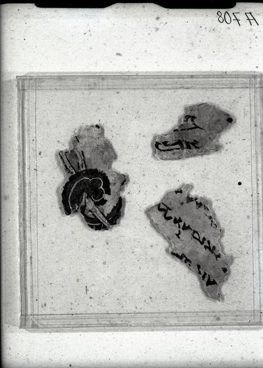 A 708: Zusammengeklebtes Doppelglas mit 3 manichäischen Papierfragmenten mit wenigen Schriftzeichen und Illuminationen ; Rückseite von A 693