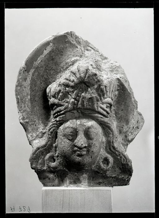 A 729: Bodhisattva-Kopf mit Krone frontal mit Nimbus