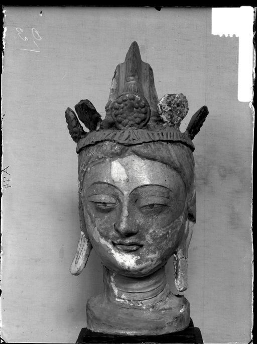 A 74: Großer bemalter Bodhisattvakopf mit Krone