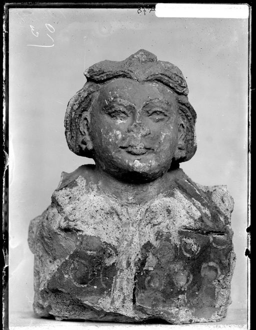 A 78: Kopf und Büste einer Indo-Skythen-Dame, Stucco, bemalt ; Vorderseite ; Gewand mit Kreismuster ; s. A 96