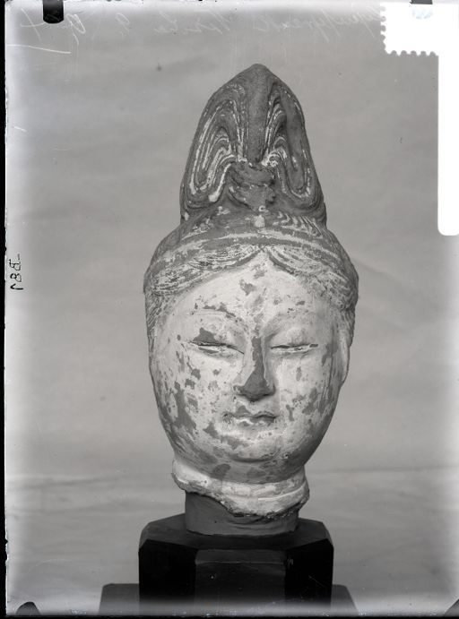 A 81: Kopf eines Bodhisattva mit hohem Schopf ; frontal