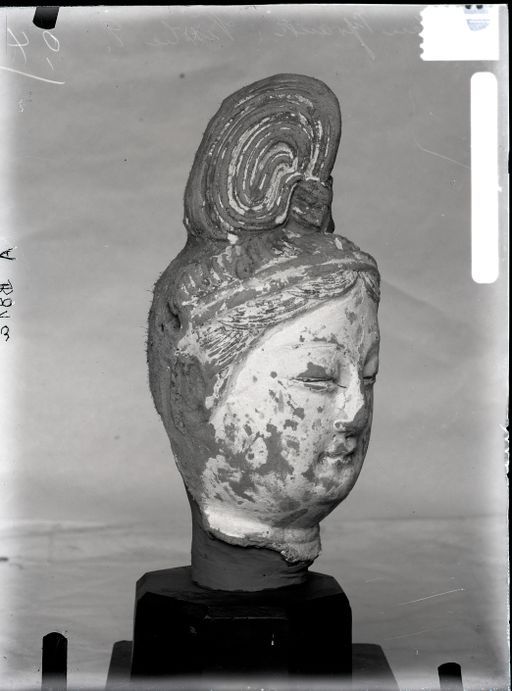 A 81a: Kopf eines Bodhisattva mit hohem Schopf ; seitlich