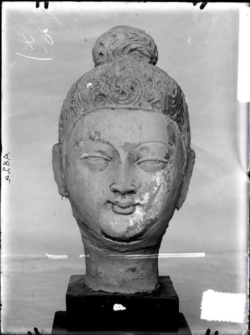 A 82a: Buddhakopf mit ornamentalen Locken ; frontal