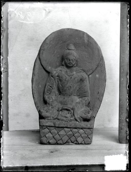A 87: Kleine Skulptur eines sitzenden Buddha auf Thron mit Bergmuster, mit Nimbus und Mandorla