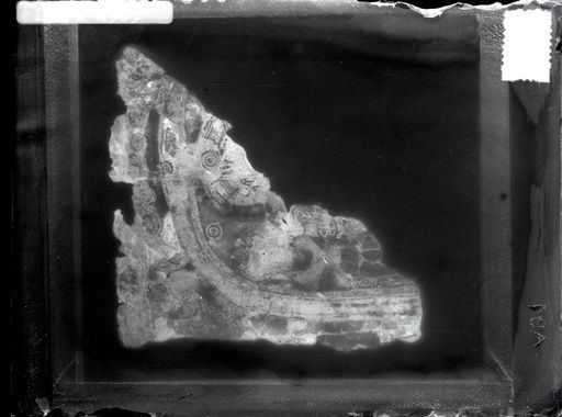 A 91: Gerahmtes Fragment ; Manichäische Miniatur: Bogen mit Krone und Nike Figuren über einer Götterfigur ; s. A 92