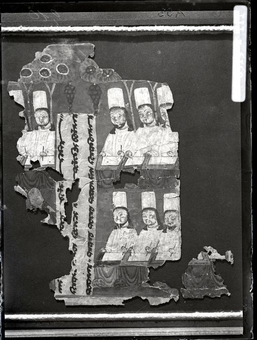 A 93: Manichäische Buchillustration von weißgekleideten Schreiber- Electi unter Blüten und neben Schriftfeld, manichäischer Text in uigurischer Schrift, Vorderseite einer Buchblatts ; s. A 94