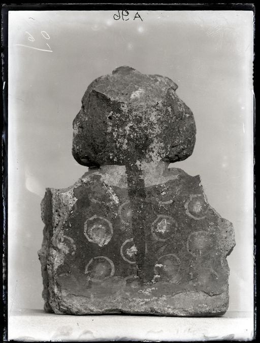 A 96: Frauenkopf Kopf und Büste einer Indo-Skythen-Dame, Stucco, bemalt ; Rückseite mit Medaillion-Design ; s. A 78