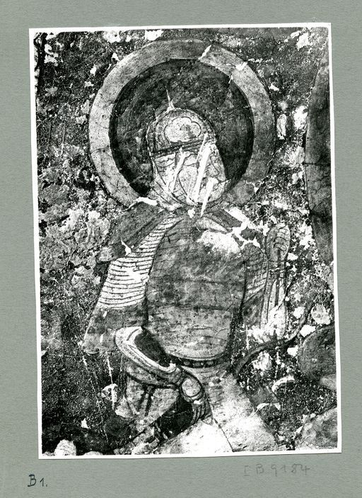 B1: Kniender Ritter mit Helm und gepanzertem Oberkörper mit Nimbus nach links gewandt zu auf Lotosthron sitzendem Buddha in Mandorla, in Berglandschaft (B_1_IB_9184_Kir_pos.jpg)