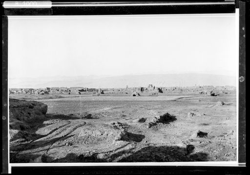 B 1000: Panorama der ummauerten Stadt Khocho (Idikutshahri) von Süden und der Ruine X aus