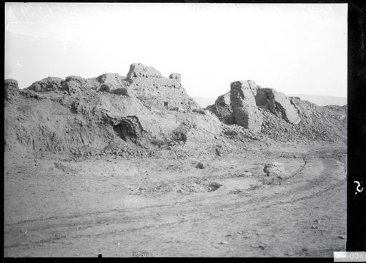 B 1004: Blick auf die vier Leichengewölbe von Ruine K von SW, links war die Fundstätte manichäischer Handschriften
