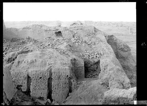 B 1005: Nördliche der beiden westlichen Leichenhallen, im Hintergrund die innere Mauer mit Ruine α