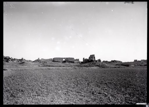 B 1006: Die sogenannte Ruine K im südlichen Zentrum der umwallten Stadt von Westen aus gesehen, neben dem Stumpf eines Stūpa-Tempels befand sich 1906 noch ein kurzes anstehendes Stück der alten Umfassungsmauer des Klosterbezirks.