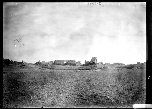 B1006: Die sogenannte Ruine K im südlichen Zentrum der umwallten Stadt von Westen aus gesehen, neben dem Stumpf eines Stūpa-Tempels befand sich 1906 noch ein kurzes anstehendes Stück der alten Umfassungsmauer des Klosterbezirks. (B_1006_a_Khocho.jpg)
