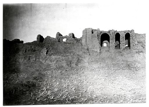 B 1007: Gewölbe eines Tempels am südwestlichen Ende der inneren Mauer von Süden gesehen, östlich von B 1008