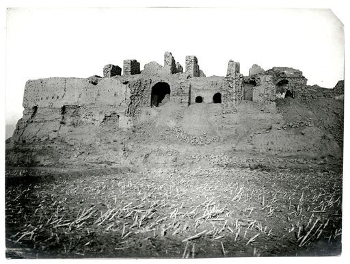 B1008: Gewölbe des Tempels v' am südwestlichen Ende der inneren Mauer mit Gewölbeanlage rechts, wo manichäische Hs Fragmente gefunden wurden, westlich von B 1007 (B_1008_Kho_pos.jpg)