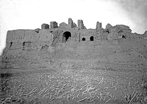 B 1008: Gewölbe des Tempels v' am südwestlichen Ende der inneren Mauer mit Gewölbeanlage rechts, wo manichäische Hs Fragmente gefunden wurden, westlich von B 1007