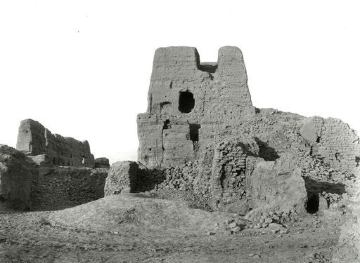 B 1009: Stūpa: (sog. Zwillingsturm des Khans Palast) und Umfassungsmauer von Süden gesehen