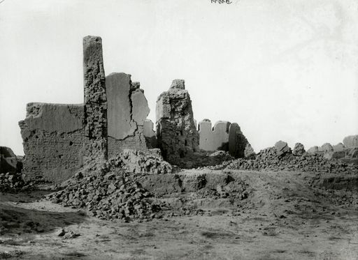 B 1011: Blick von Osten auf Vorraum und Inneres des großen Pfeilertempels in seiner mit Zinnen bewehrten Umfassunsmauer in Kloster Beta