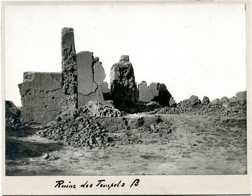 B1011: Blick von Osten auf Vorraum und Inneres des großen Pfeilertempels in seiner mit Zinnen bewehrten Umfassunsmauer in Kloster Beta (B_1011_pos.jpg)