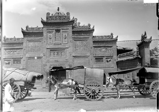 B1016: Sichuan Club mit Pferdegespannen davor. Solche Häuser gab es einmal für alle Provinzen. (B_1016_Urumchi_pos_474.jpg)