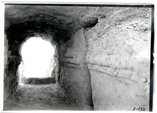 B1022: Fenster am Ende des zu Wohnhöhle Nr.18 gehörigen langen Gangs mi Blick über die Ebene und auf den nordöstlich liegenden Höhenzug (B_1022_pos.jpg)