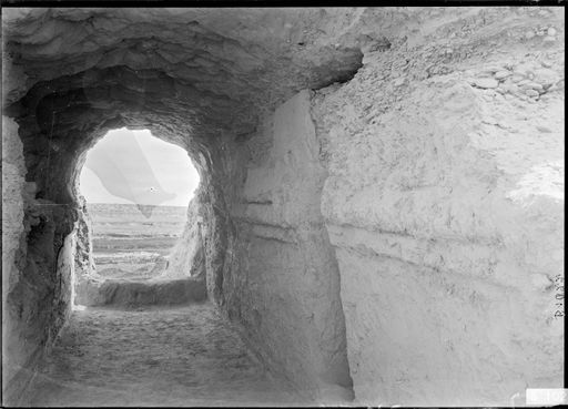 B 1022: Fenster am Ende des zu Wohnhöhle Nr.18 gehörigen langen Gangs mi Blick über die Ebene und auf den nordöstlich liegenden Höhenzug