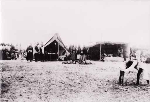 B1024a: Volksfest in Gegenwart der deutschen Expeditionsmitglieder als Gäste des Wangs von Lukchun (Turfan_II_13_B_1024a.jpg)