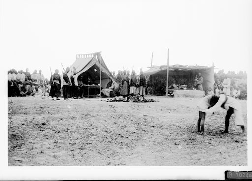 B1024a: Volksfest in Gegenwart der deutschen Expeditionsmitglieder als Gäste des Wangs von Lukchun (B_1024a__Personen.jpg)