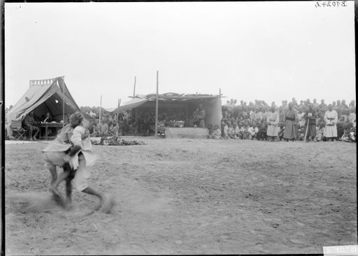 B1024b: Volksfest in Gegenwart der deutschen Expeditionsmitglieder als Gäste des Wangs von Lukchun (B_1024b_Personen.jpg)