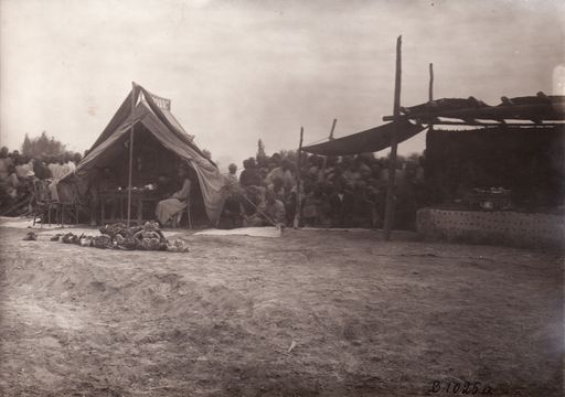 B1025a: Volksfest in Gegenwart der deutschen Expeditionsmitglieder als Gäste des Wangs von Lukchun (Turfan_II_17_B_1025a.jpg)