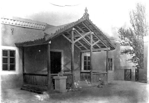 B 1027: Haus des englischen political agent George Macartney und seiner Familie, Portikus vom Hof aus gesehen.