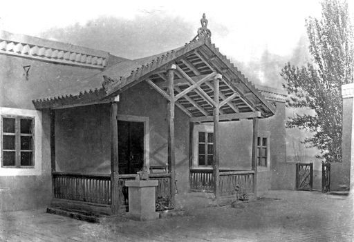 B1027: Haus des englischen political agent George Macartney und seiner Familie, Portikus vom Hof aus gesehen. (B_1027_Kashgar_Macartneys_Haus_Chini_Bagh_1905.jpg)