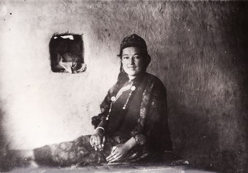 B1029: Zuwida Khan, Tochter des Hauswirts Sa'ut von Karakhoja 1905 (Turfan_II_31_B_1029x.jpg)