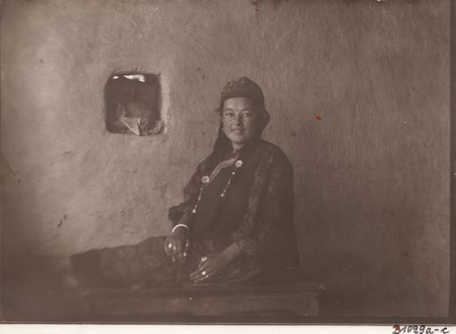 B1029: Zuwida Khan, Tochter des Hauswirts Sa'ut von Karakhoja 1905 (Turfan_II_22_B_1029.jpg)