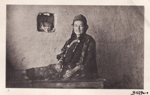 B1029: Zuwida Khan, Tochter des Hauswirts Sa'ut von Karakhoja 1905 (Turfan_II_25_B_1029_a-c.jpg)