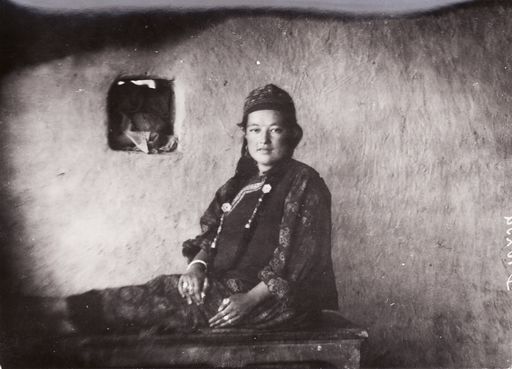 B1029: Zuwida Khan, Tochter des Hauswirts Sa'ut von Karakhoja 1905 (Turfan_II_30_B_1029ax.jpg)