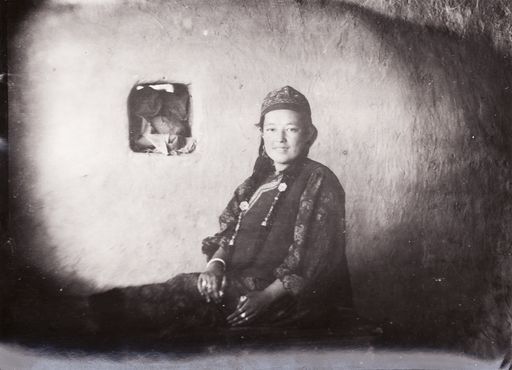 B1029: Zuwida Khan, Tochter des Hauswirts Sa'ut von Karakhoja 1905 (Turfan_II_21_B_1029x_Zuwida_Khan.jpg)